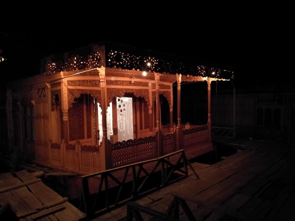 House Boat Hardy Palace Srīnagar Екстериор снимка