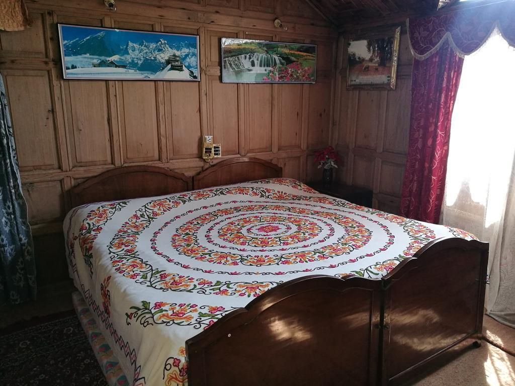 House Boat Hardy Palace Srīnagar Екстериор снимка