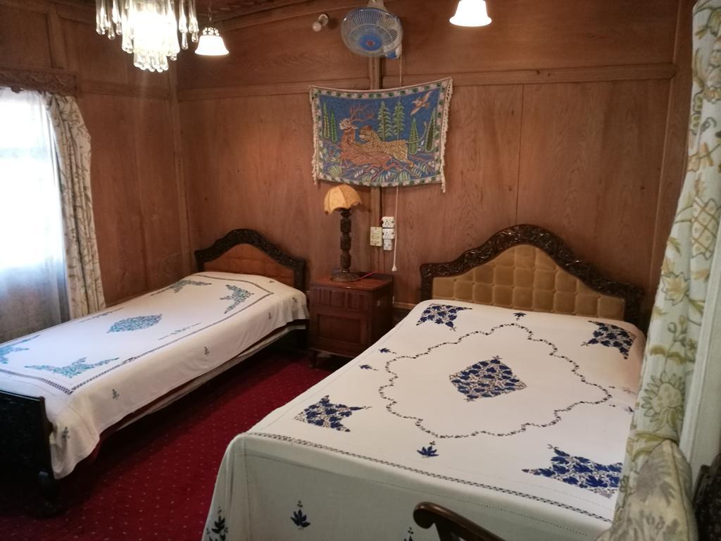 House Boat Hardy Palace Srīnagar Екстериор снимка