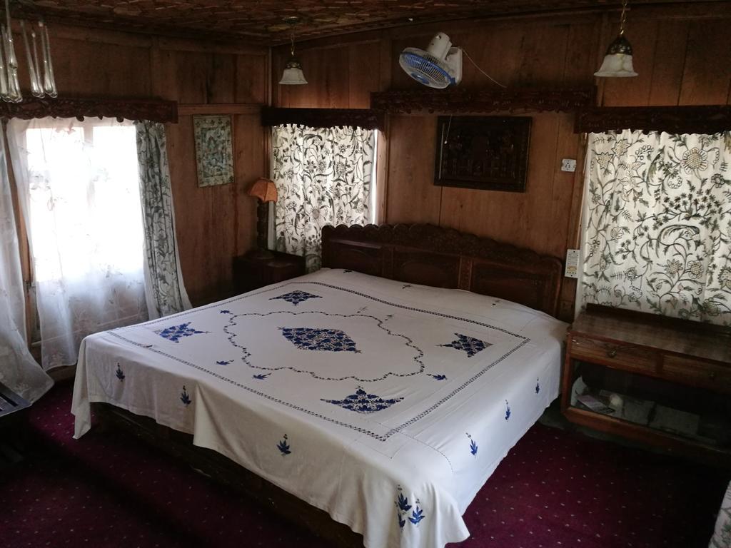 House Boat Hardy Palace Srīnagar Екстериор снимка